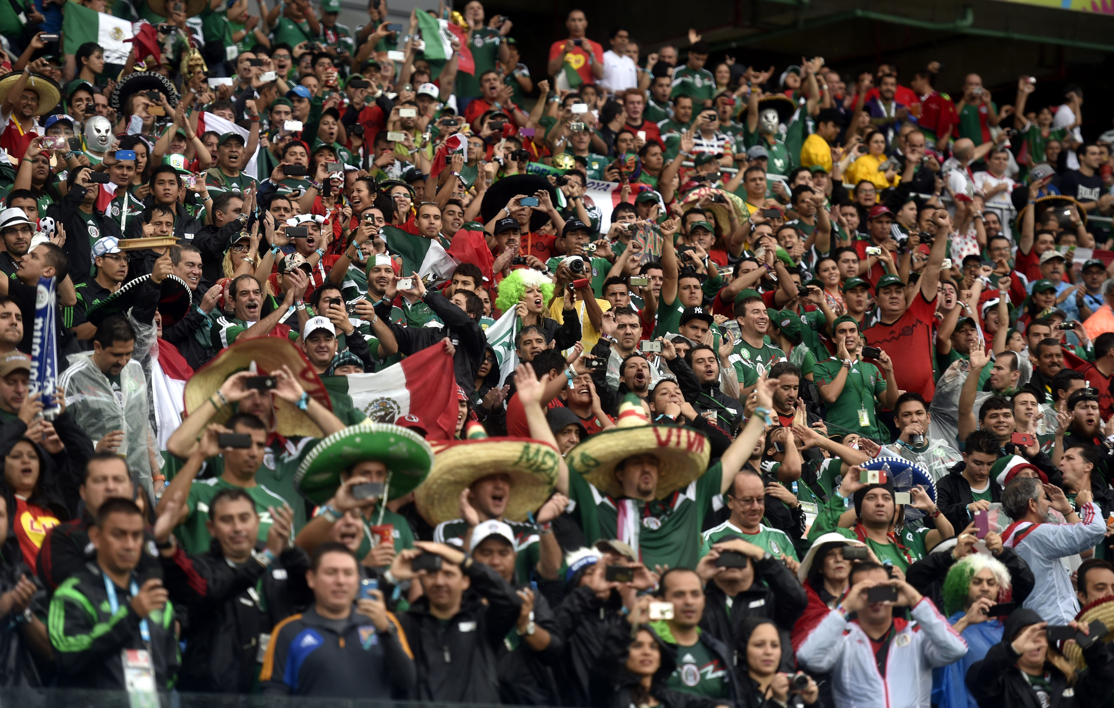Mexican fans cheer on their team during the team's match against Cameroon. Photo: Xinhua