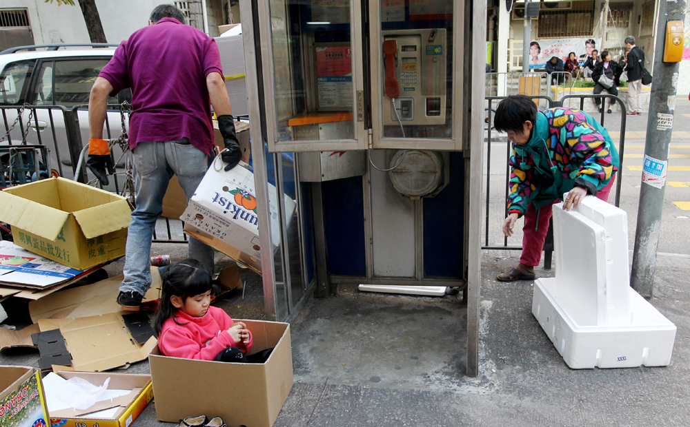 A family recycles in Sham Shui Po. Photo: Felix Wong