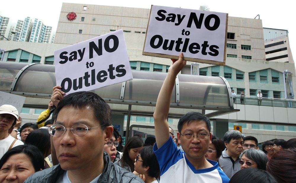 Residents in Ap Lei Chau protest against plans to convert a shopping centre into an outlets mall, which they say will cater to mainland tourists. Photo: Jonathan Wong