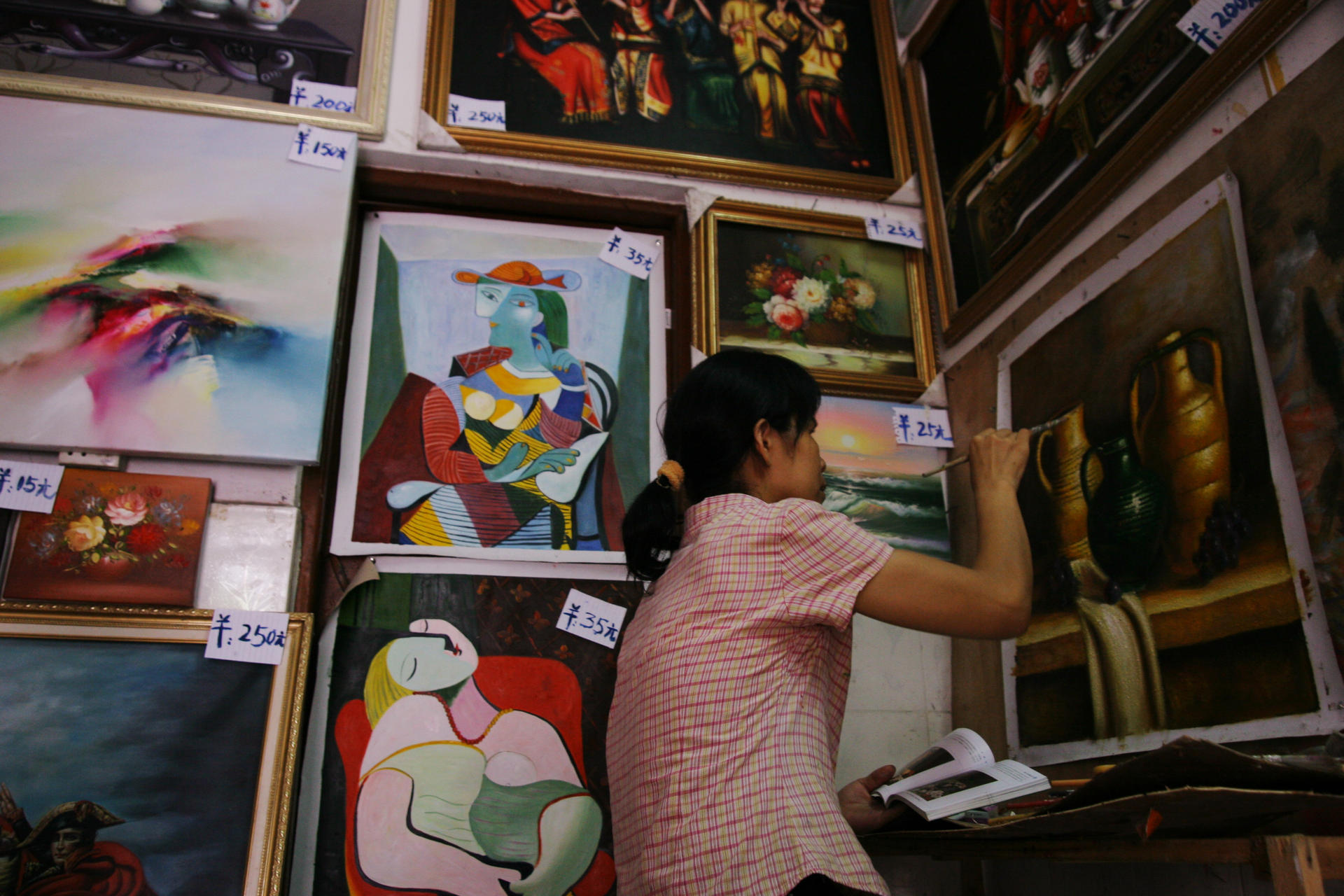 An artist seen at work in Dafen, Shenzhen. Photo: Samantha Sin