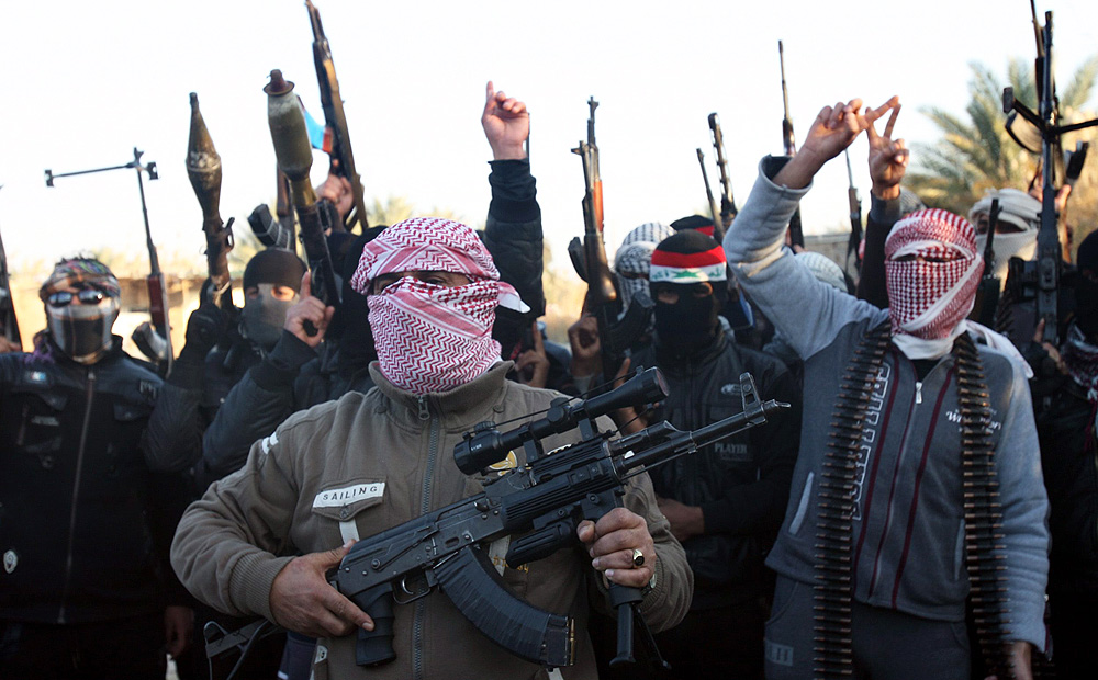 Masked Sunni gunmen chant slogans against the Iraq's Shiite-led government during a protest in Fallujah. Photo: EPA