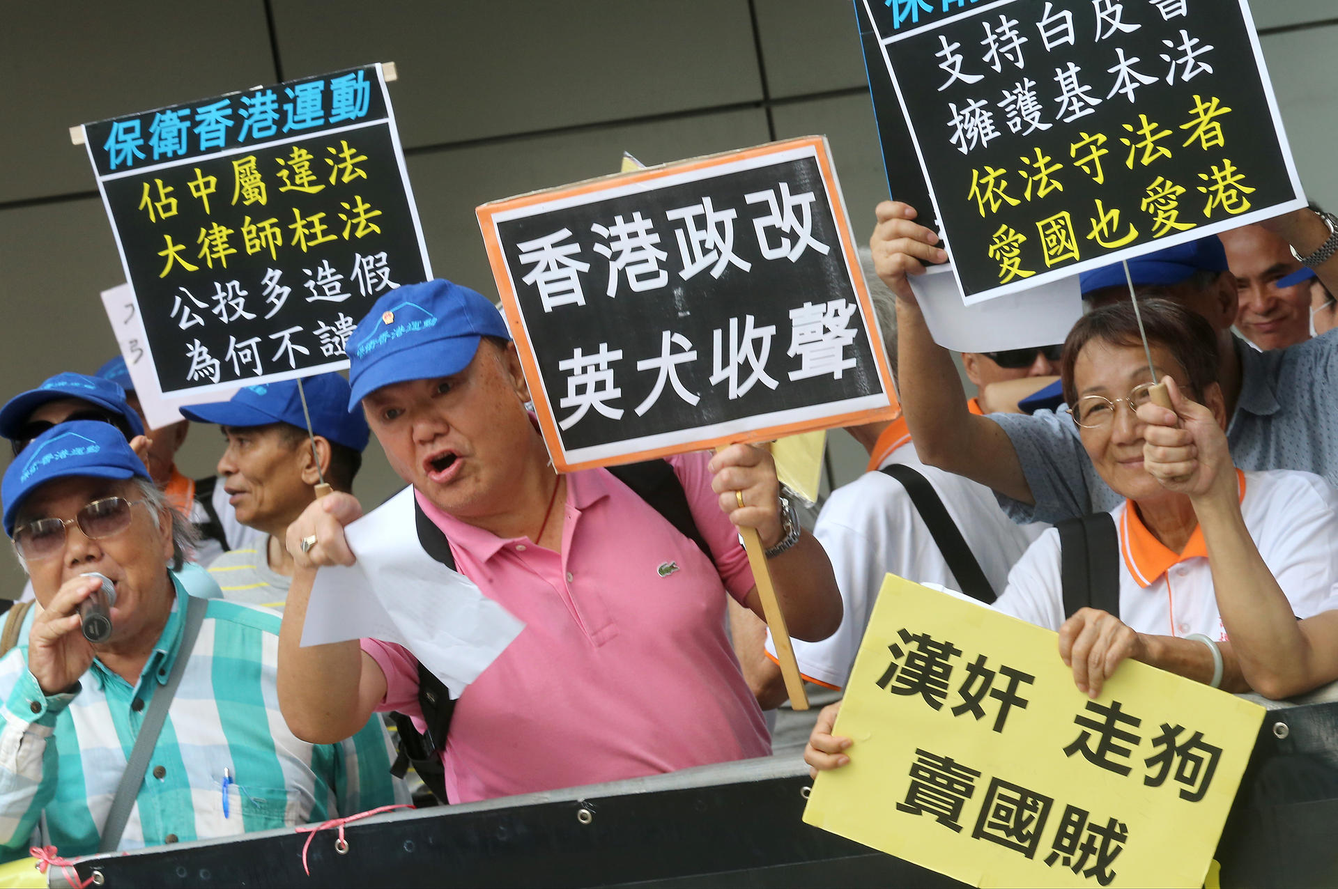 A group of about 20 protesters in Admiralty urges judges to love China yesterday. Photo: K. Y. Cheng