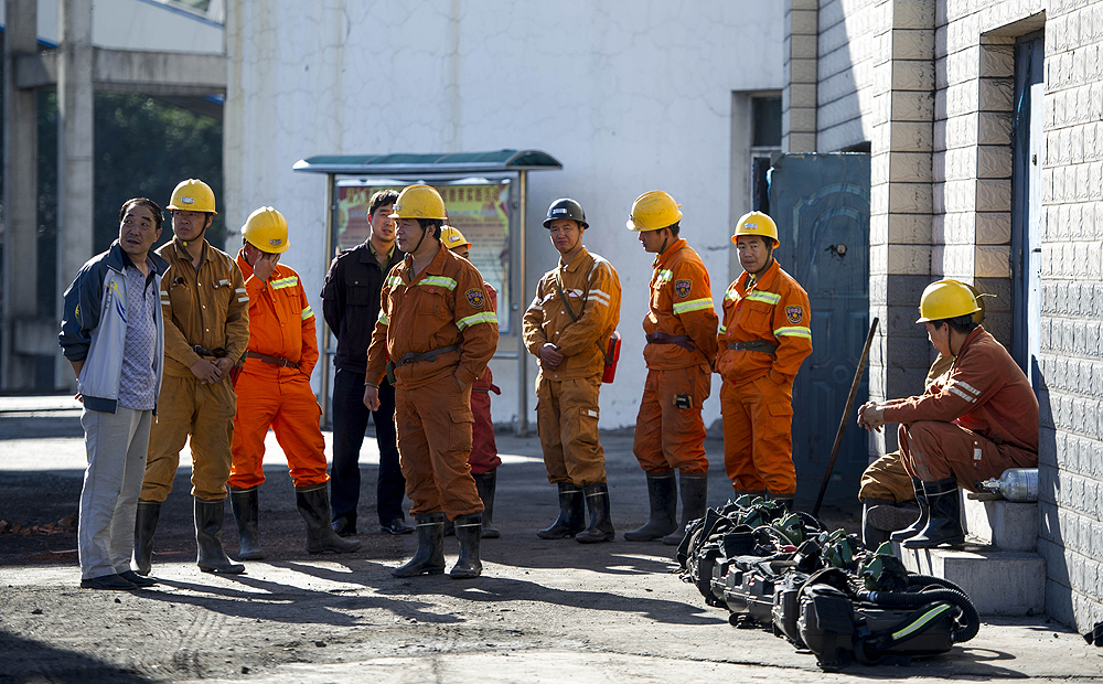 Rescuers wait to enter the pit where a gas blast has trapped 17 miners. Photo: Xinhua