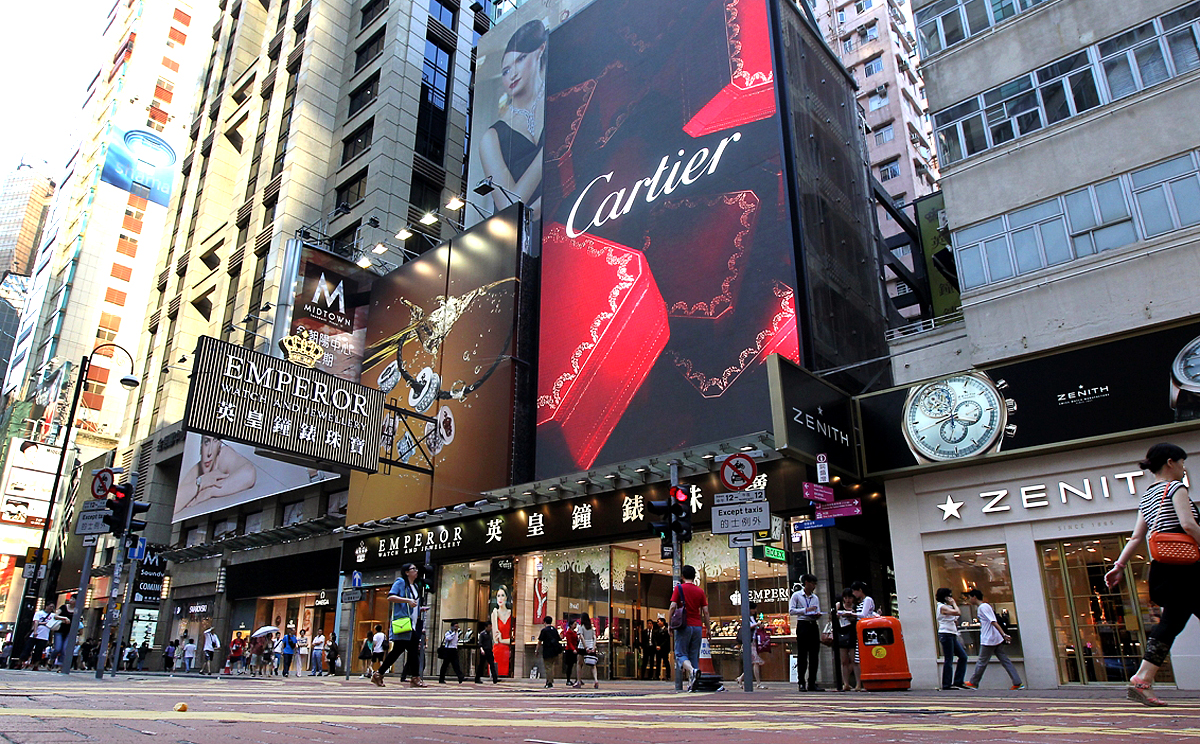 Russell Street in Causeway Bay. Investors began to cut the asking rents because high-income mainland tourists have now changed their consumption habits. Photo: SCMP