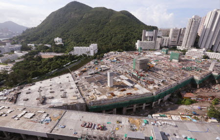 SHKP's 50 Wong Chuk Hang Road project is near the Wong Chuk Hang Road MTR station, which is under construction. Photo: Felix Wong