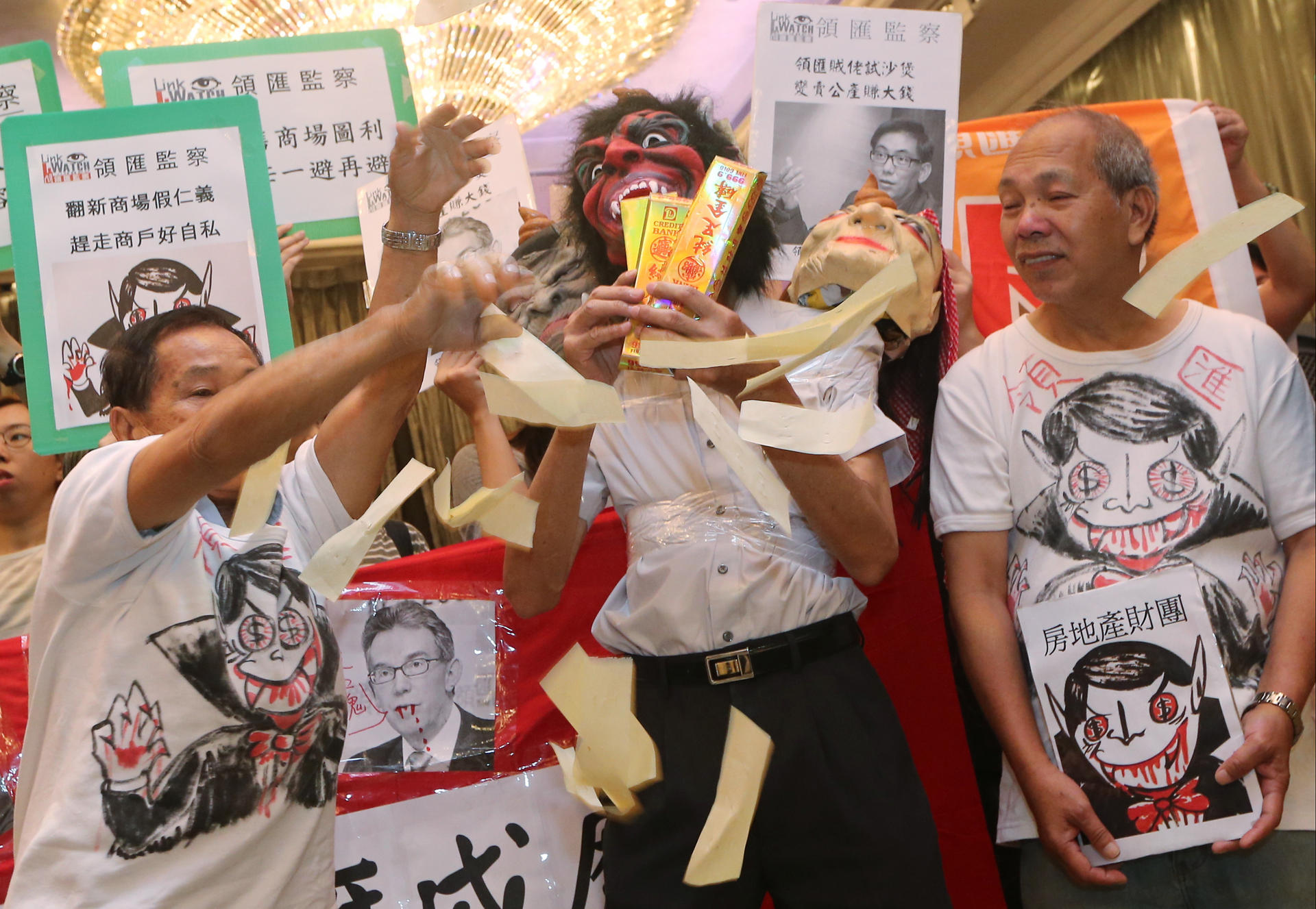 Demonstrators send a clear message at The Mira Hong Kong in Tsim Sha Tsui during The Link Reit's AGM yesterday. Photo: David Wong