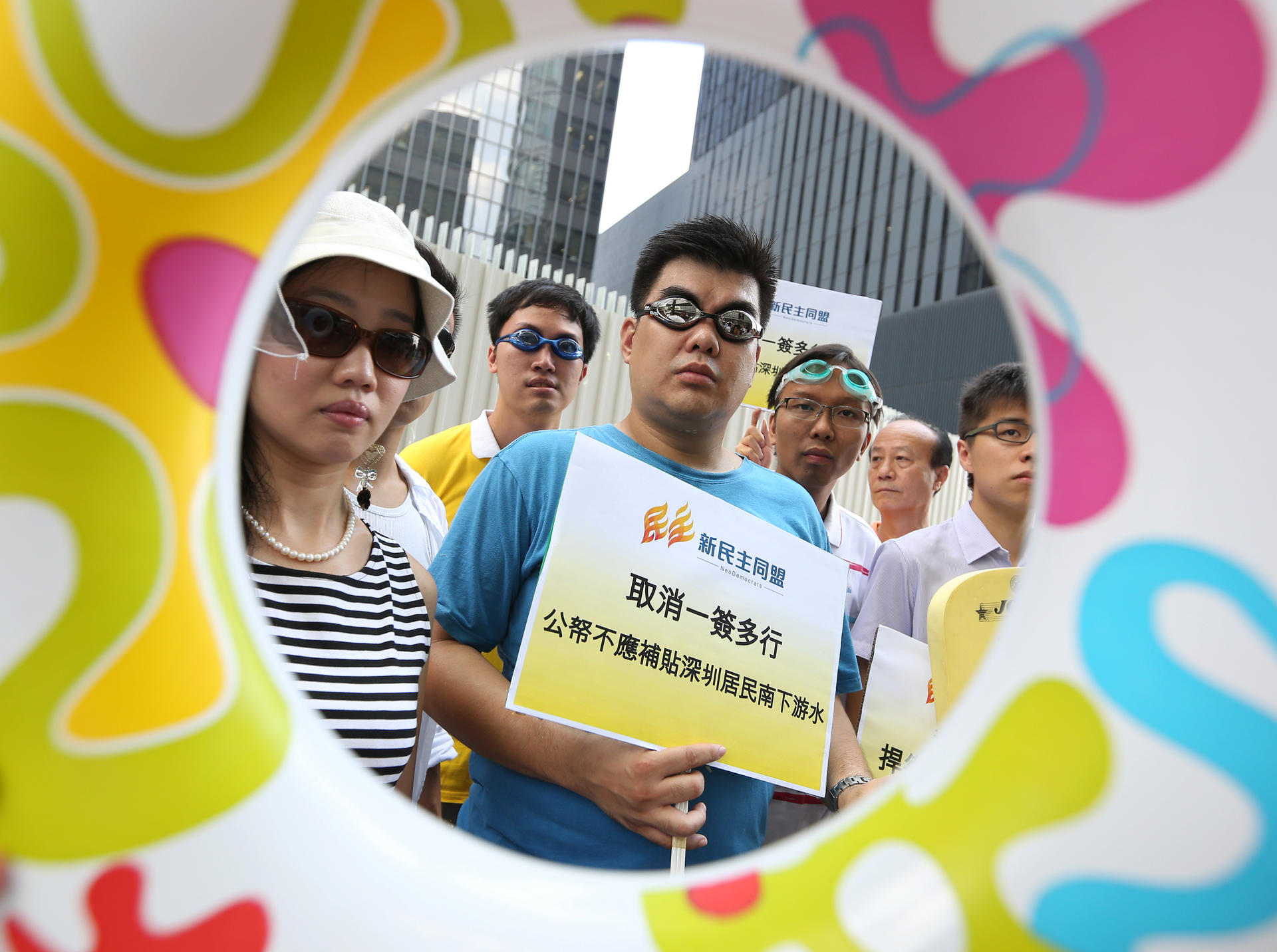 NeoDemocrats at government headquarters call for the abolition of multi-entry permits for Shenzhen residents. Photo: Sam Tsang