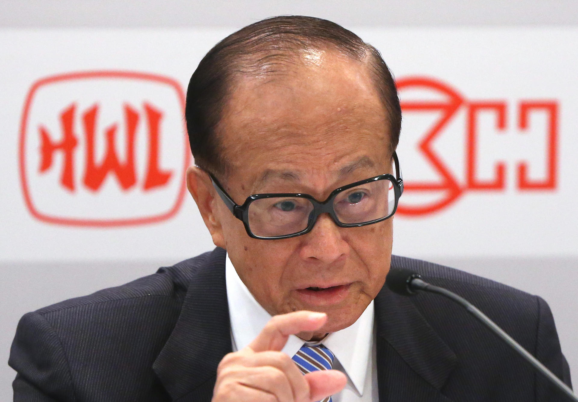 Hutchison chairman Li Ka-shing said the company would pursue a strategy of "advancing with stability" in the second half. Photo: Sam Tsang