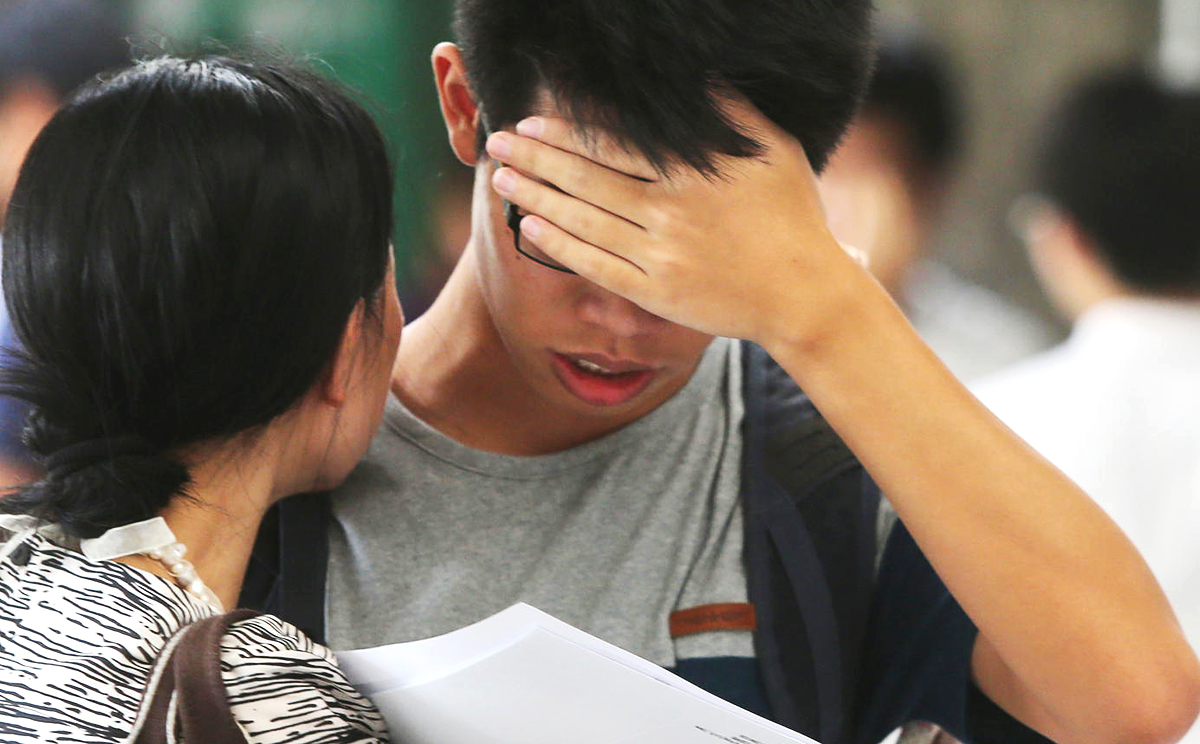 Students at Wah Yan College discuss their results. Photo: Sam Tsang
