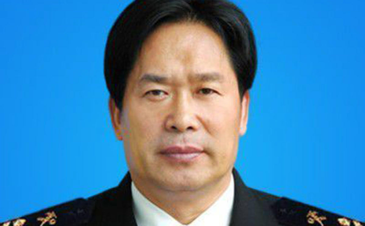 The deputy commissioner of Qingdao customs, Bian Peiquan, died on Tuesday at about 10am due to "unnatural causes".