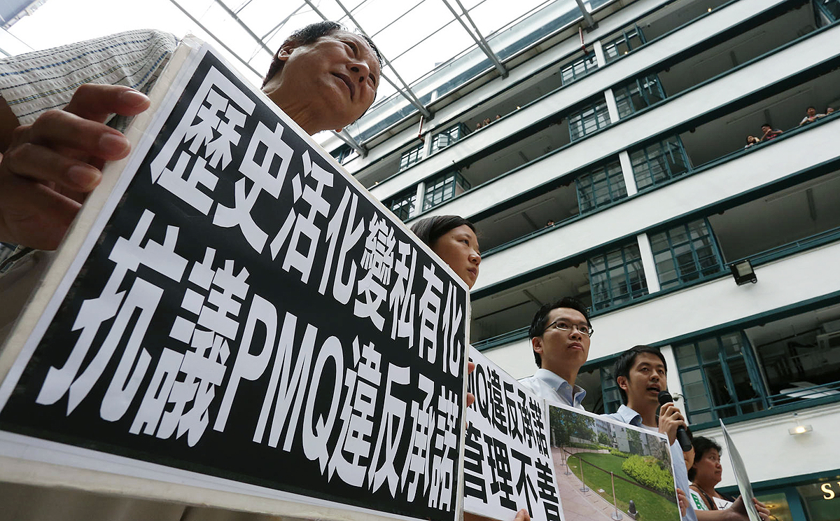 Protesters outside PMQ in Central yesterday. Photo: Nora Tam