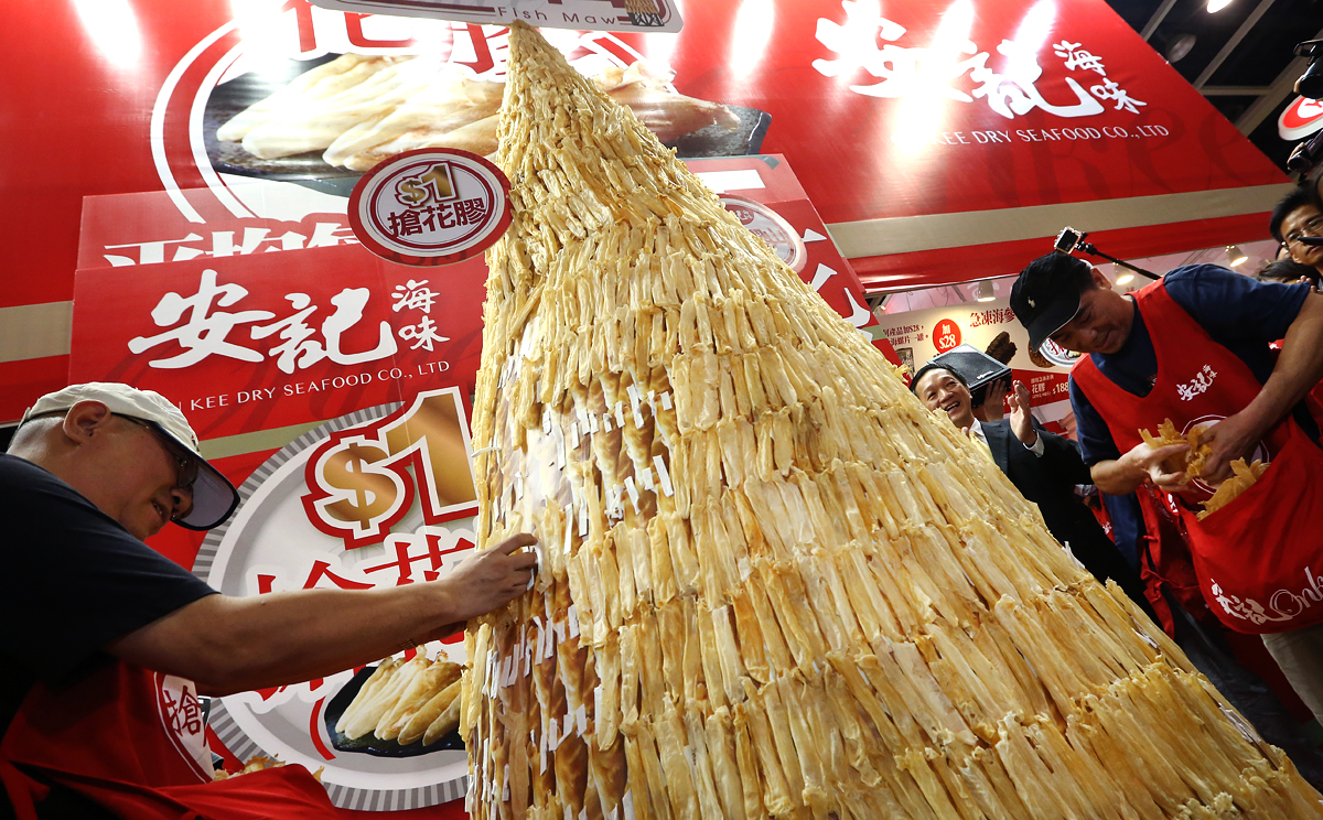 For HK$1, On Kee Dry Seafood invited visitors to grab up to HK$48,000 worth of the dried delicacy from a 36kg fish
maw mountain. Photo: Sam Tsang