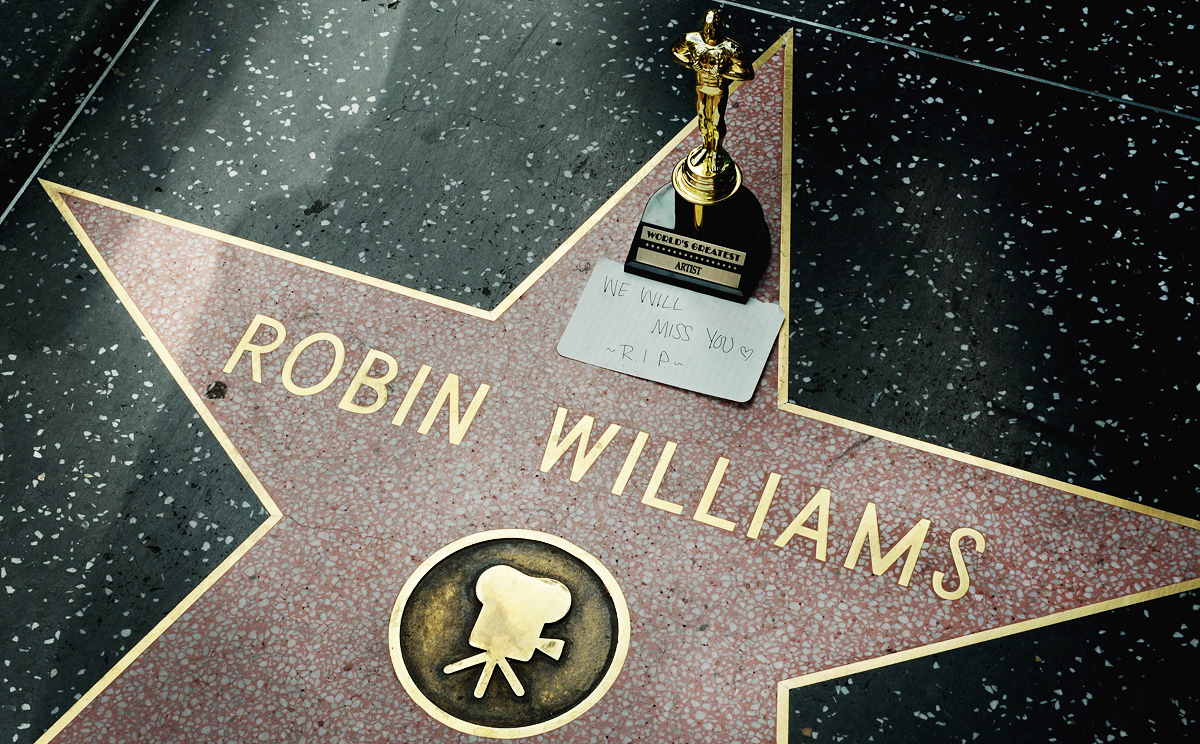 A miniature Oscars statue and an "I will miss you" note is seen at Robin Williams' star on the Hollywood Walk of Fame. Photo: AFP
