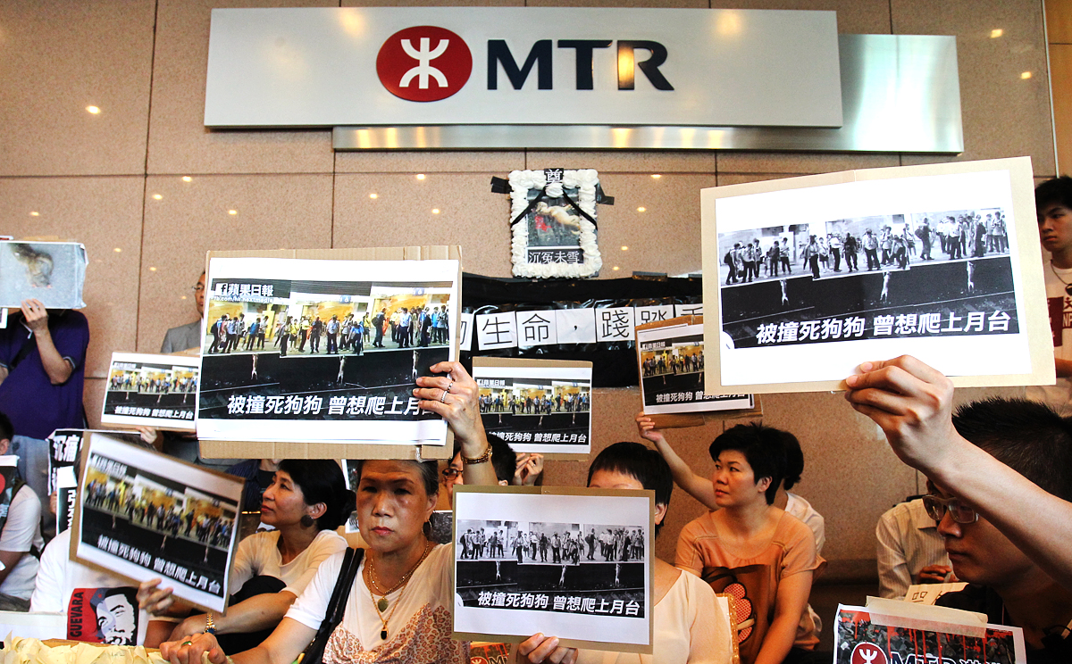 Protesters outside MTR headquarters held aloft images of the stray dog trying to get back onto the platform. Photo: May Tse