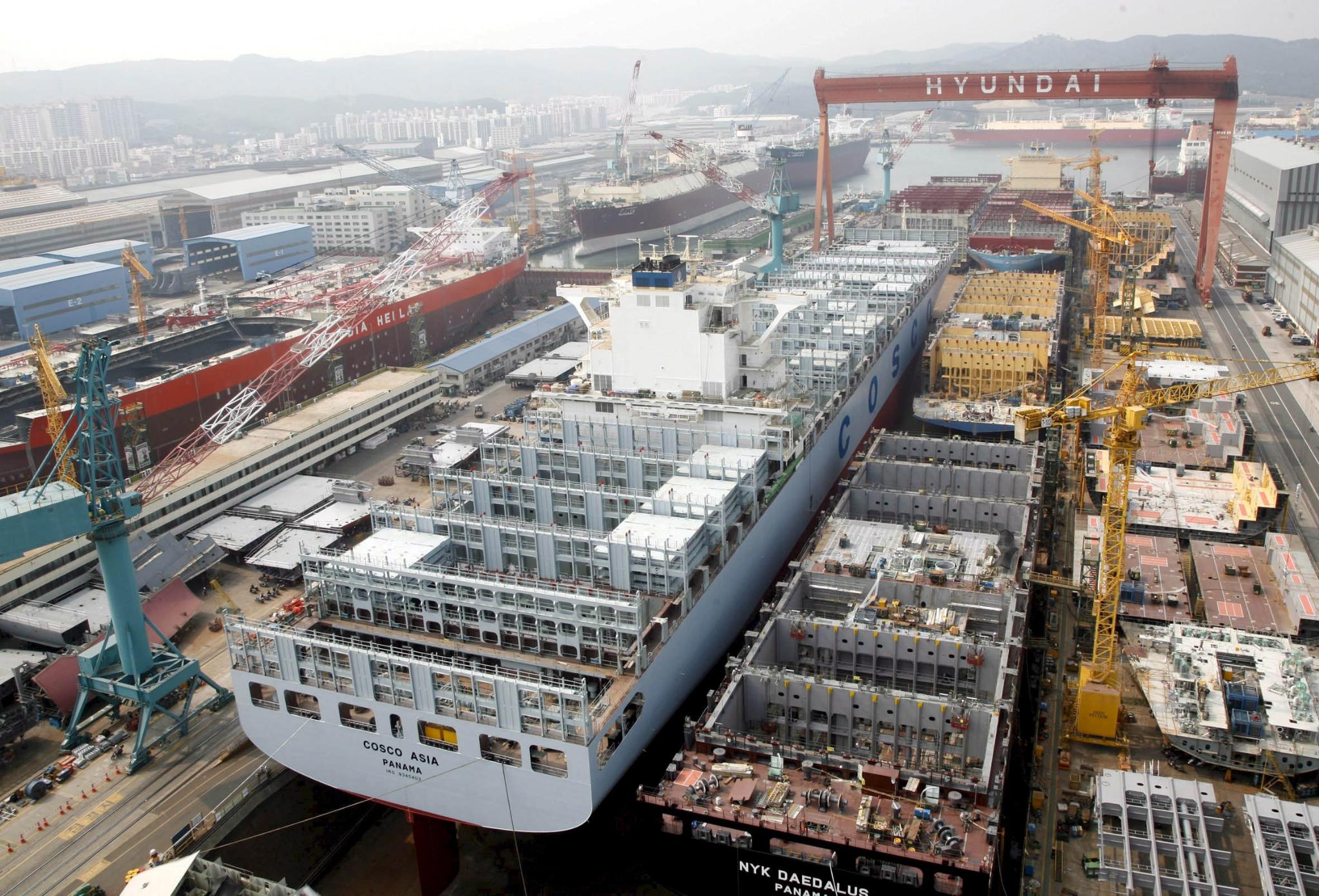 Hyundai Heavy Industries, Samsung Heavy Industries and three other listed shipbuilders lost an average 40 per cent in the year so far. Photo: EPA