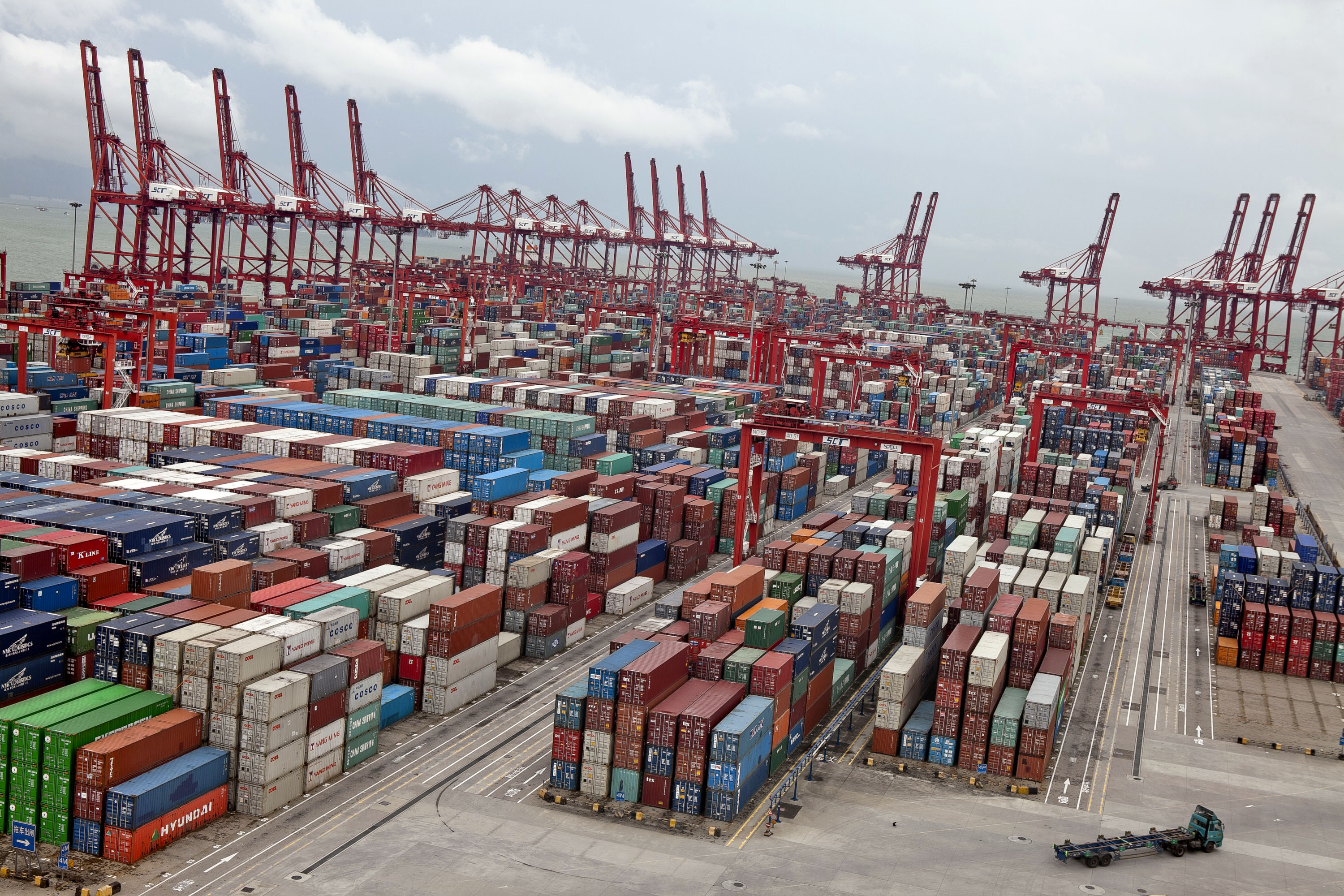 China Merchants handled 38.52 million teu of containerised cargoes in the first half, up 18.1 per cent year on year. Throughput for bulk cargoes rose 2.6 per cent. Photo: Bloomberg