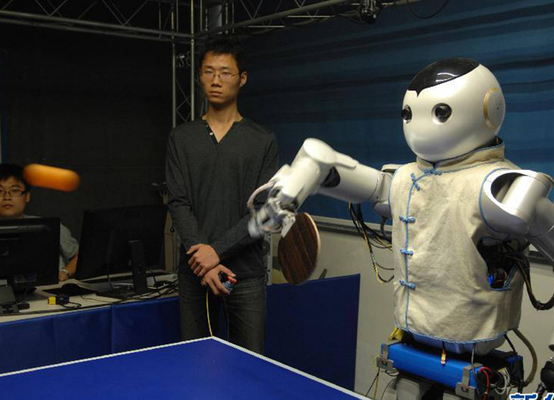 Робот играющий в настольный теннис. Робот для игры в пинг-понг. Робот для настольного тенниса. Китайский робот человек.