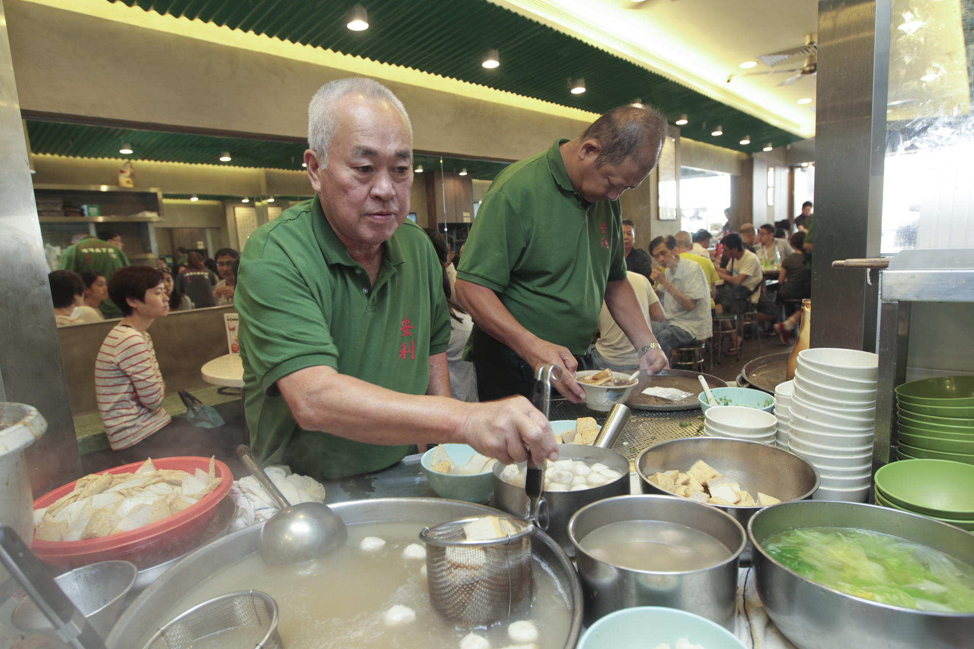 RUSH HOUR: On Lee staff feed the lunchtime crowd. Photos: Bruce Yan