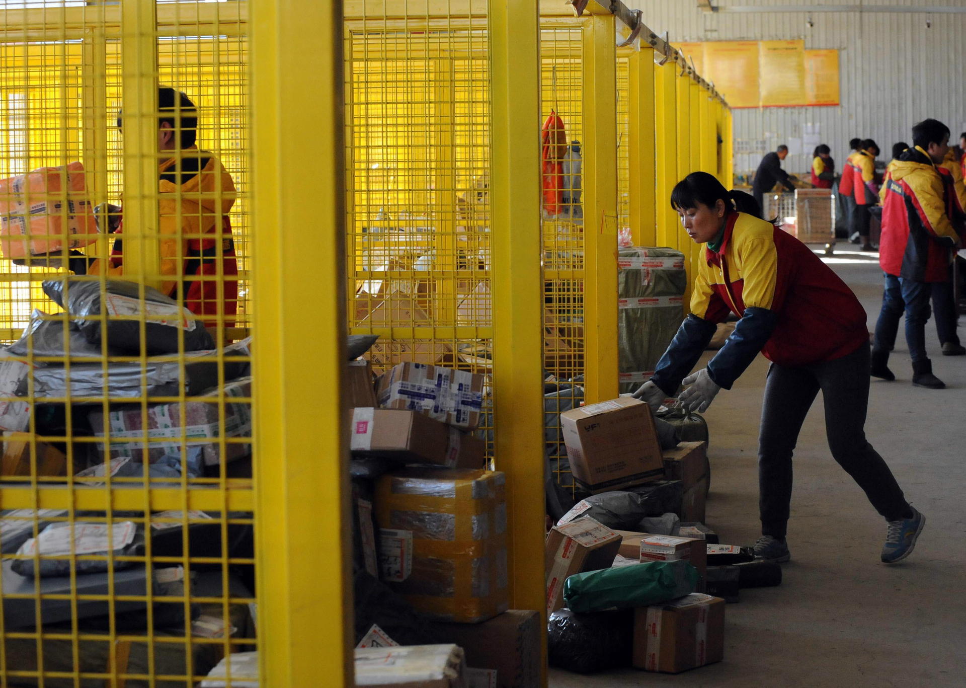 China's express delivery companies delivered 9.2 billion pieces of goods in 2013, up 61.5 per cent over 2012.