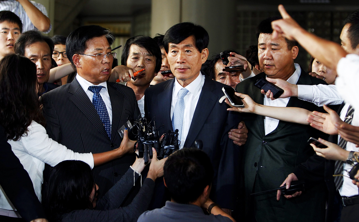 Won Sei-hoon (centre) leaves a courtroom at the Seoul Central District Court in Seoul, South Korea on September 11, 2014. Photo: EPA