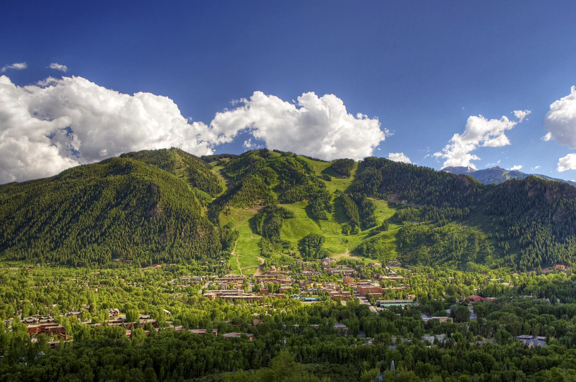 Aspen in Colorado, the United States, is verdant after the snow. 