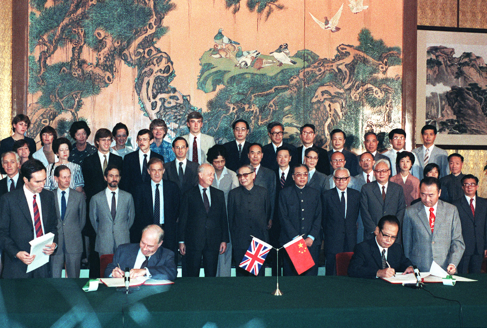 Zhou Nan, chairman of the Chinese negotiating team, and Sir Richard Evans of the UK sign the draft agreement of the Sino-British Joint Declaration on Sep 26, 1984 in Beijing. Photo: P.Y. Tang