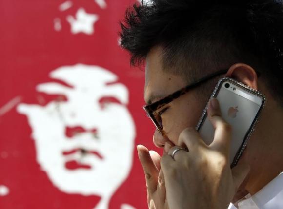 Apple is finally on the cusp of winning approval to sell its new iPhone 6 in China, following an embarrassing delay that may be related to the cybersecurity issue. Photo: Reuters