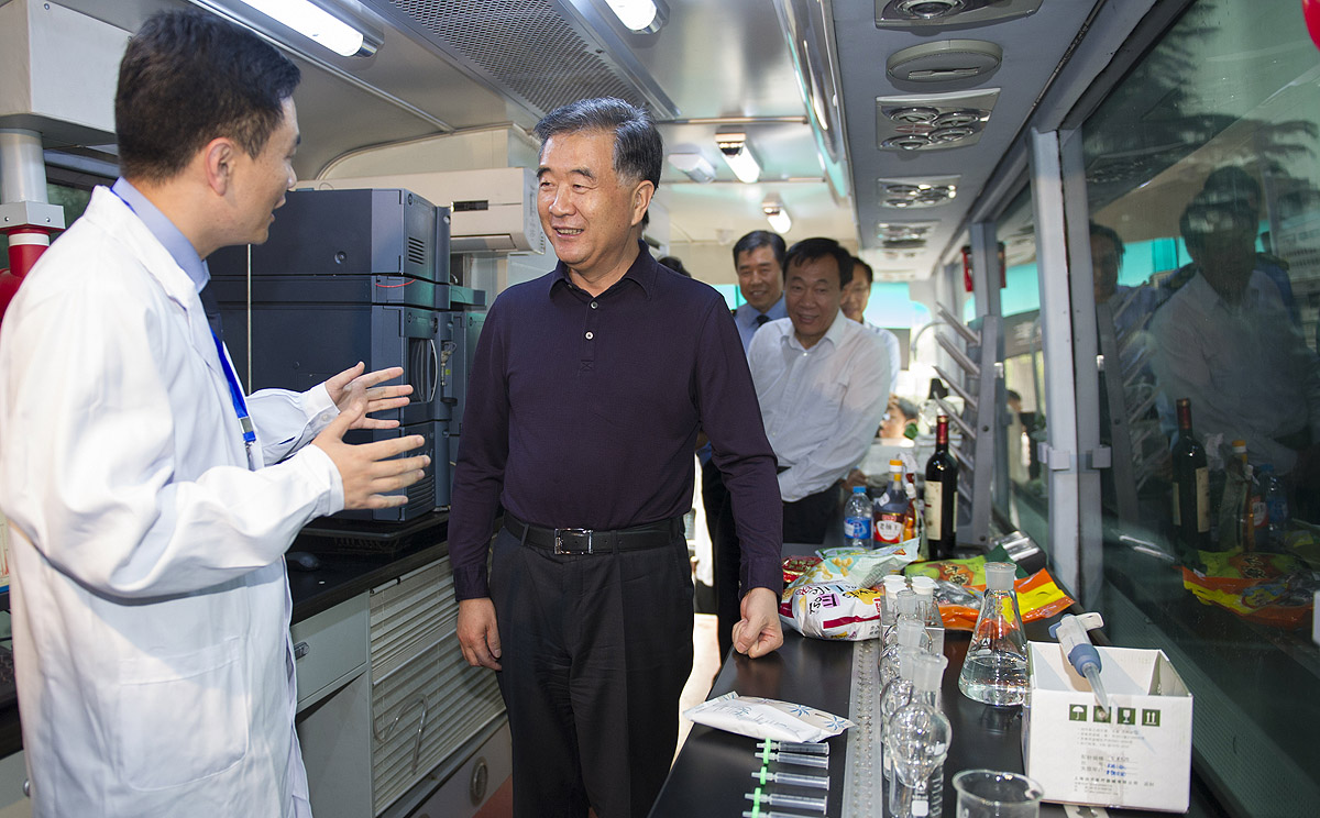 Vice-Premier Wang Yang visits a food safety lab in Beijing on Friday. Photo: Xinhua