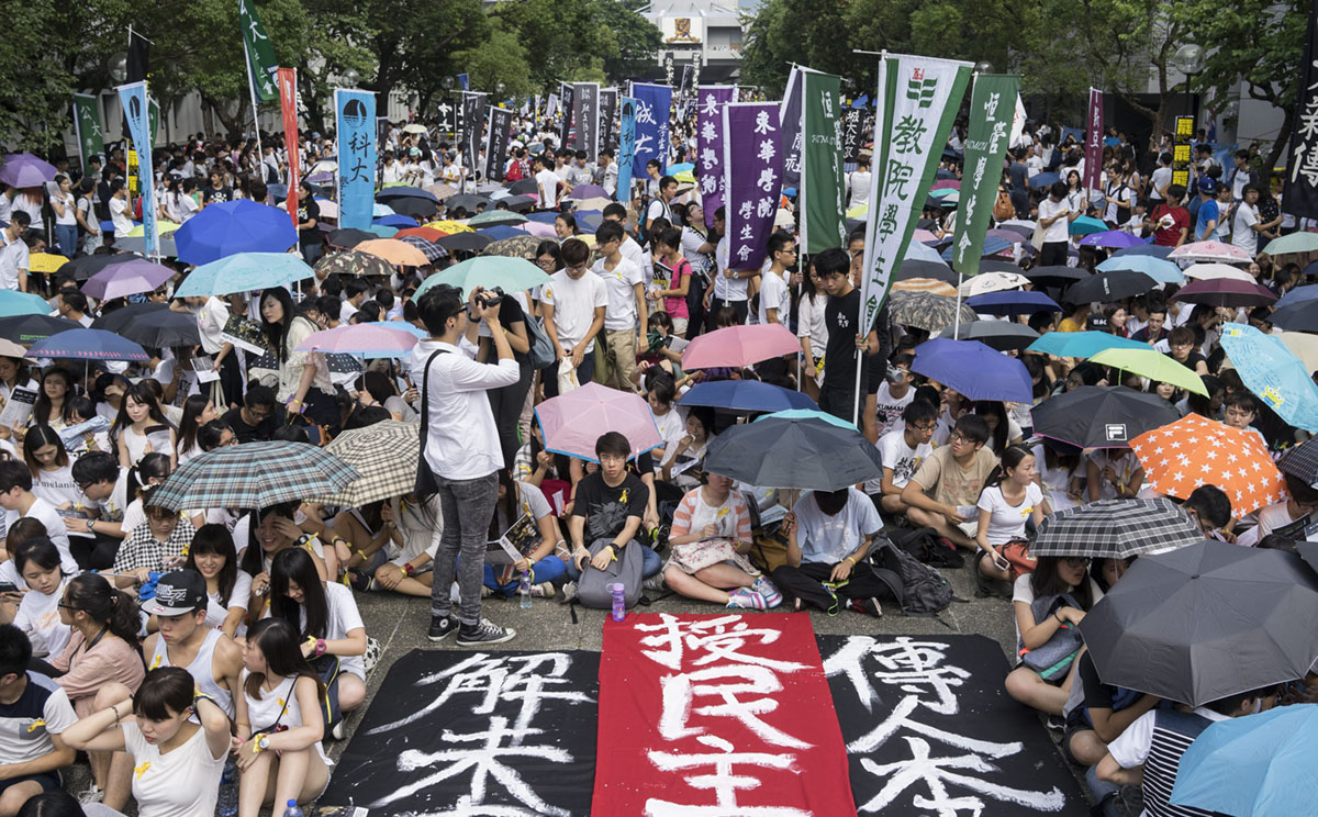On September 22, the Federation of Students, pushing for democracy, kicked off its students' strike at Chinese University. Photo: EPA