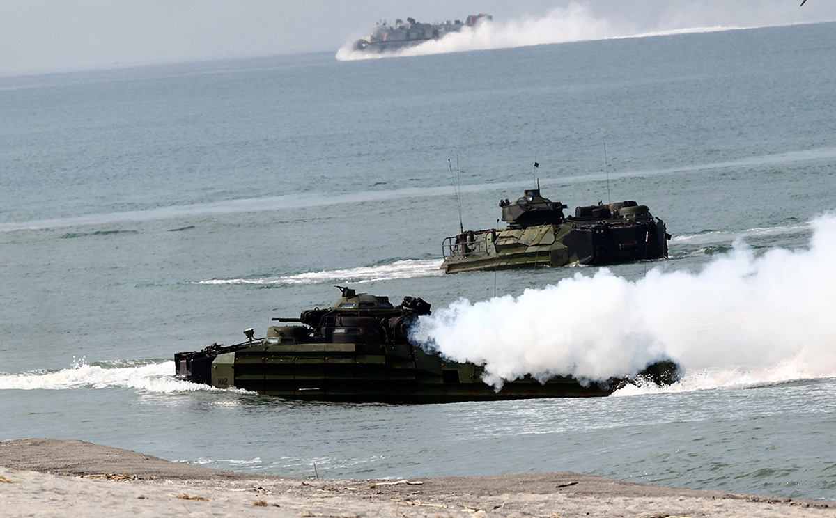 Soldiers from the Philippines and US Marines take part in amphibious military exercises in in Zambales Province on Sunday. Photo: Xinhua