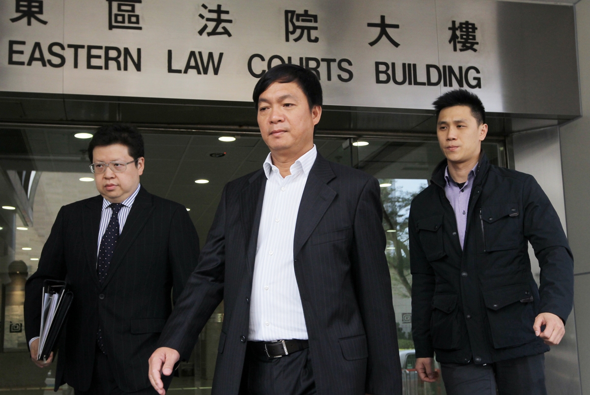 Agile Property Holdings has scrapped a HK$2.8 billion rights issue amid market rumours that chairman Chen Zhuolin (centre) has gone missing. Photo: Edward Wong