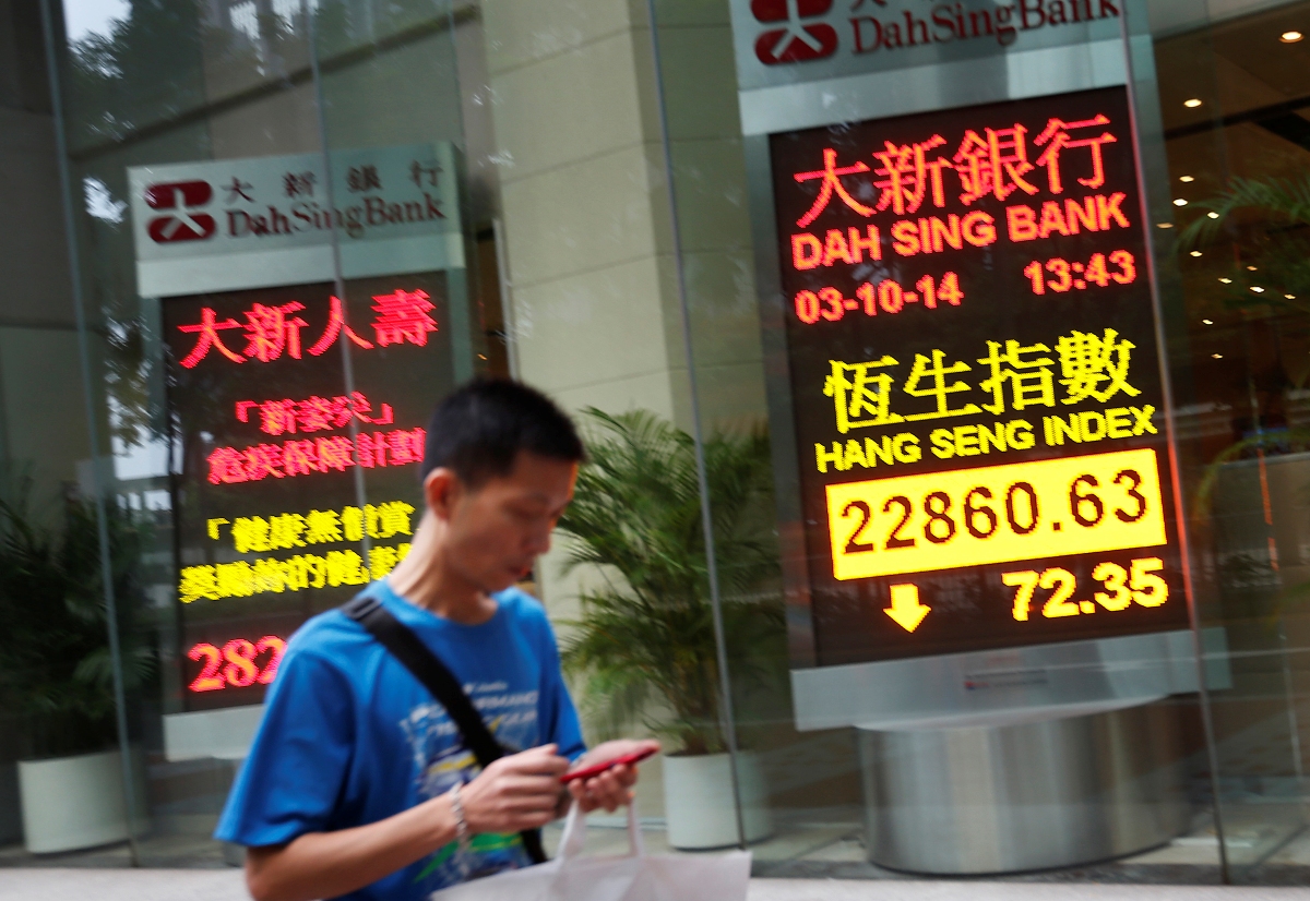 The Hang Seng Index dropped 336 points, or 1.4 per cent, to 23,198 at the market opening amid a broad slide in Asian markets. Photo: AP