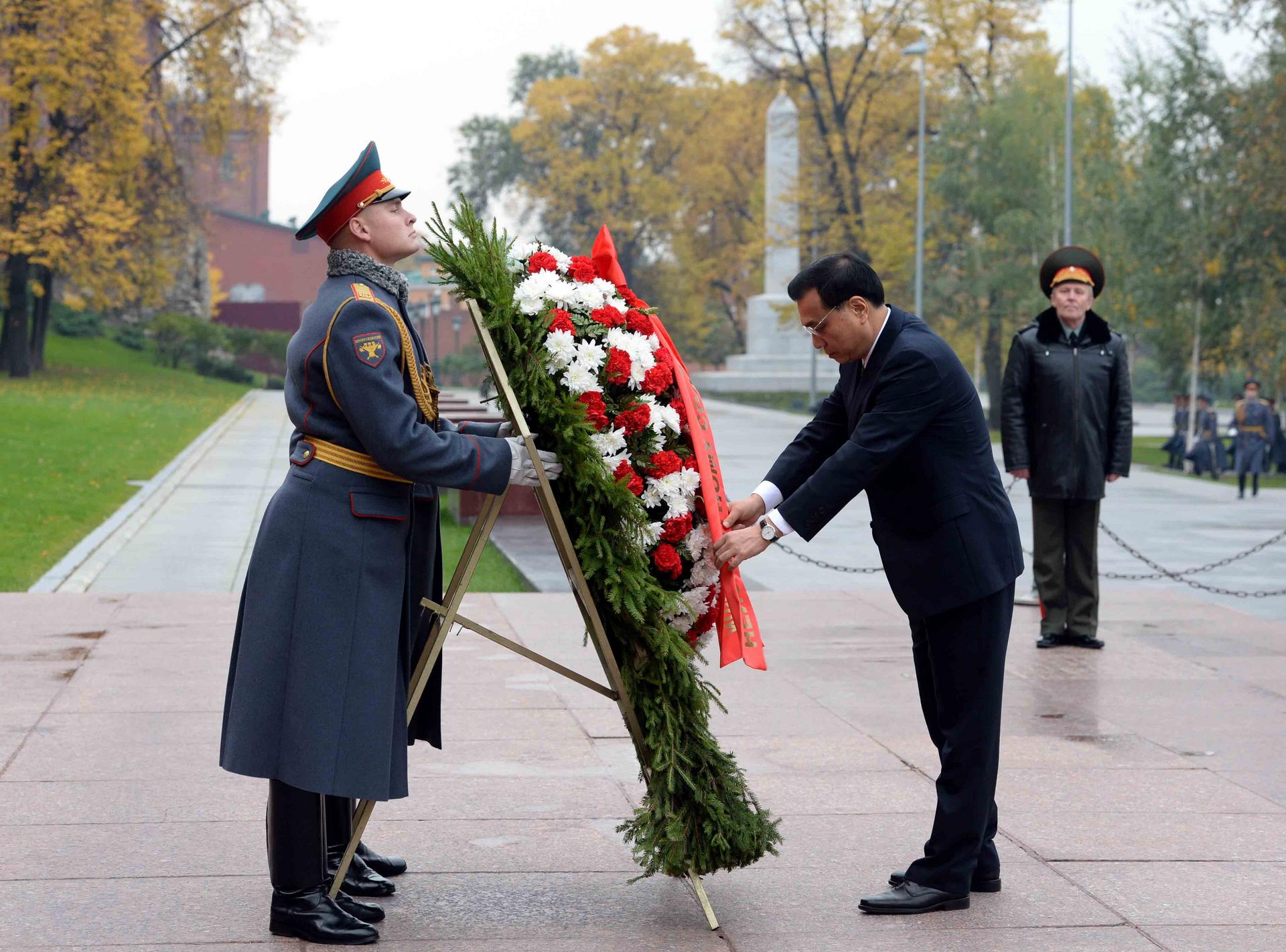 Premier Li Keqiang lays a wreath yesterday at Moscow's Tomb of the Unknown Soldier as part of his trip to Russia. Photo: Xinhua