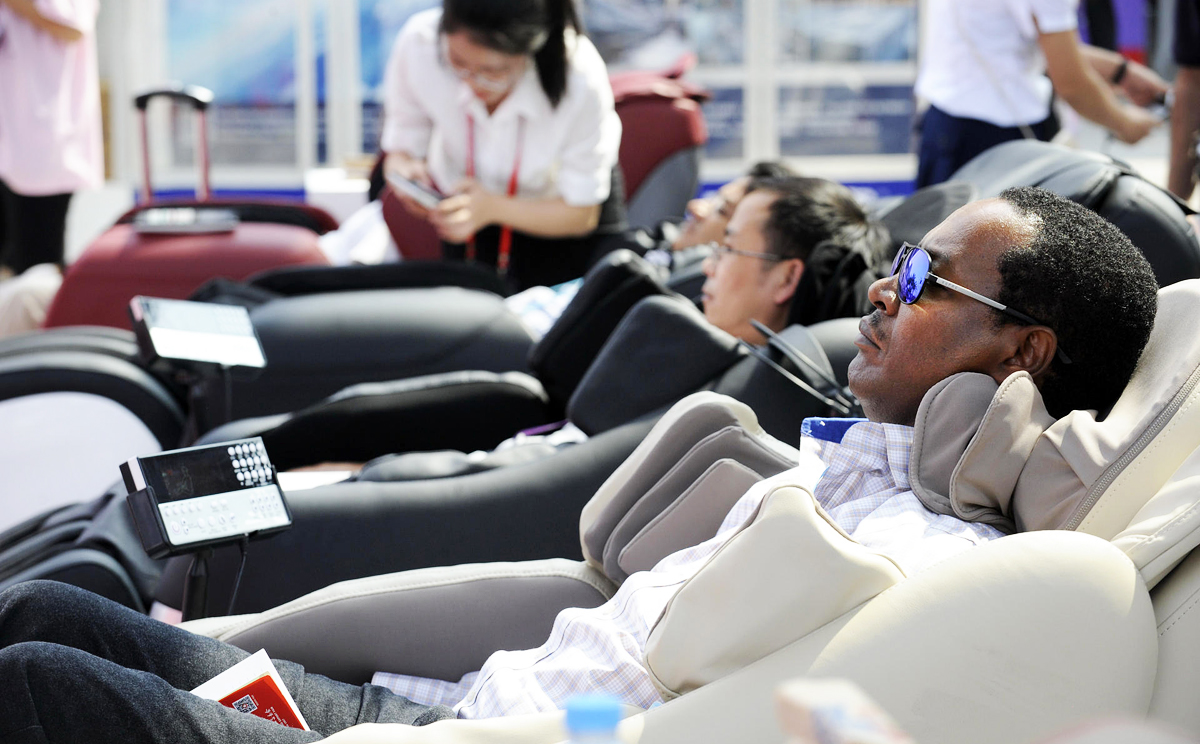 Buyers at the Canton Fair de-stress in massage chairs. Fears over Ebola and the economy may have hit attendance. Photo: Xinhua