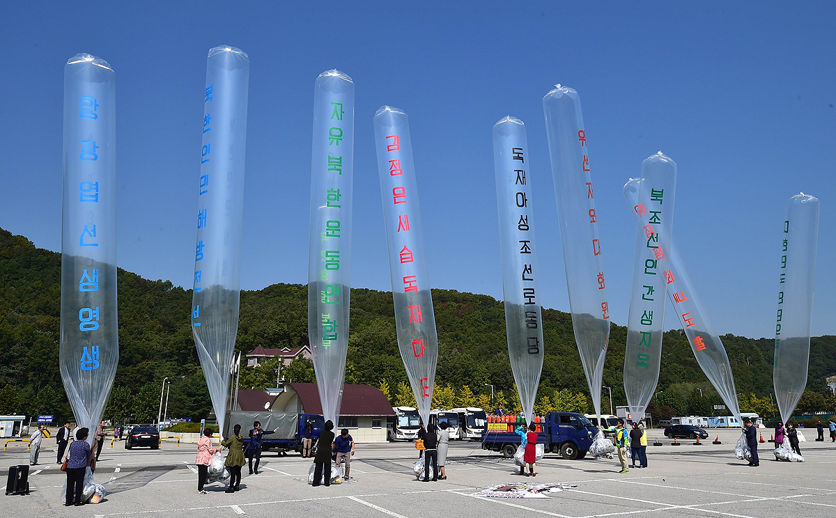 South Korean activists prepare to release balloons carrying anti-North Korea leaflets at a park near the inter-Korea border in Paju, north of Seoul last week. Photo: AFP