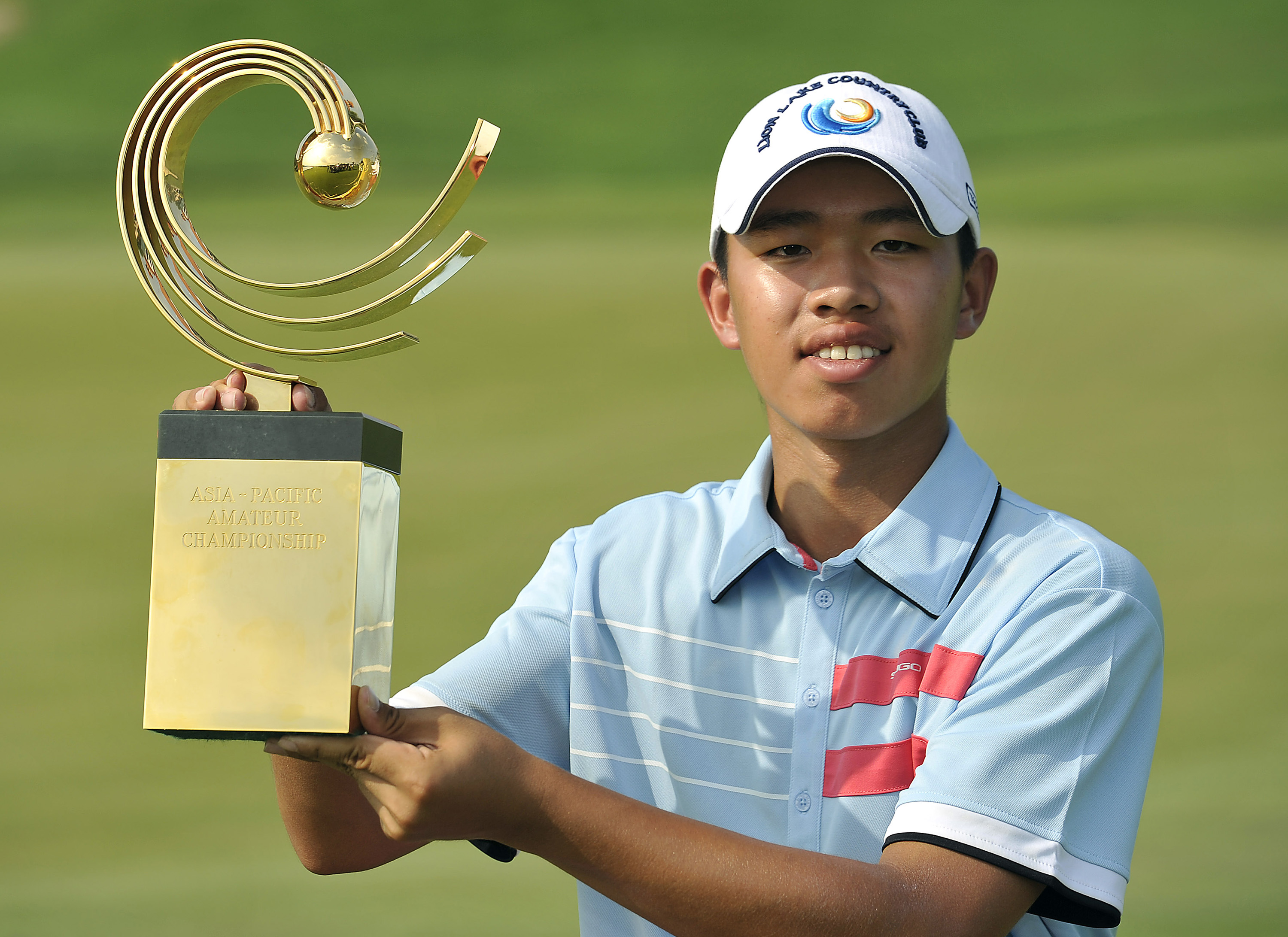 Guan Tianlang poses with the winner's trophy at the Asia-Pacific Amateur Championship at Amata Spring Country Club, in Chonburi,Thailand, in 2012. Photo: AP 