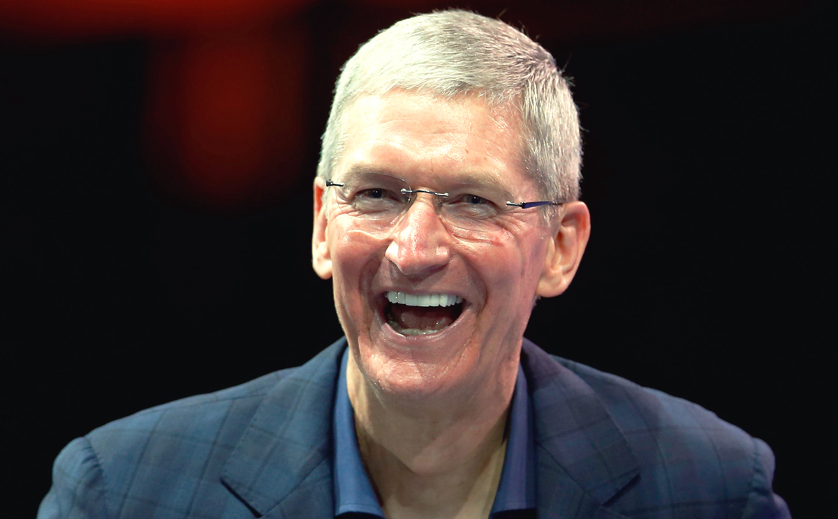 Apple CEO Tim Cook draws praise from a wide range of tech executives following his disclosure that he is gay.