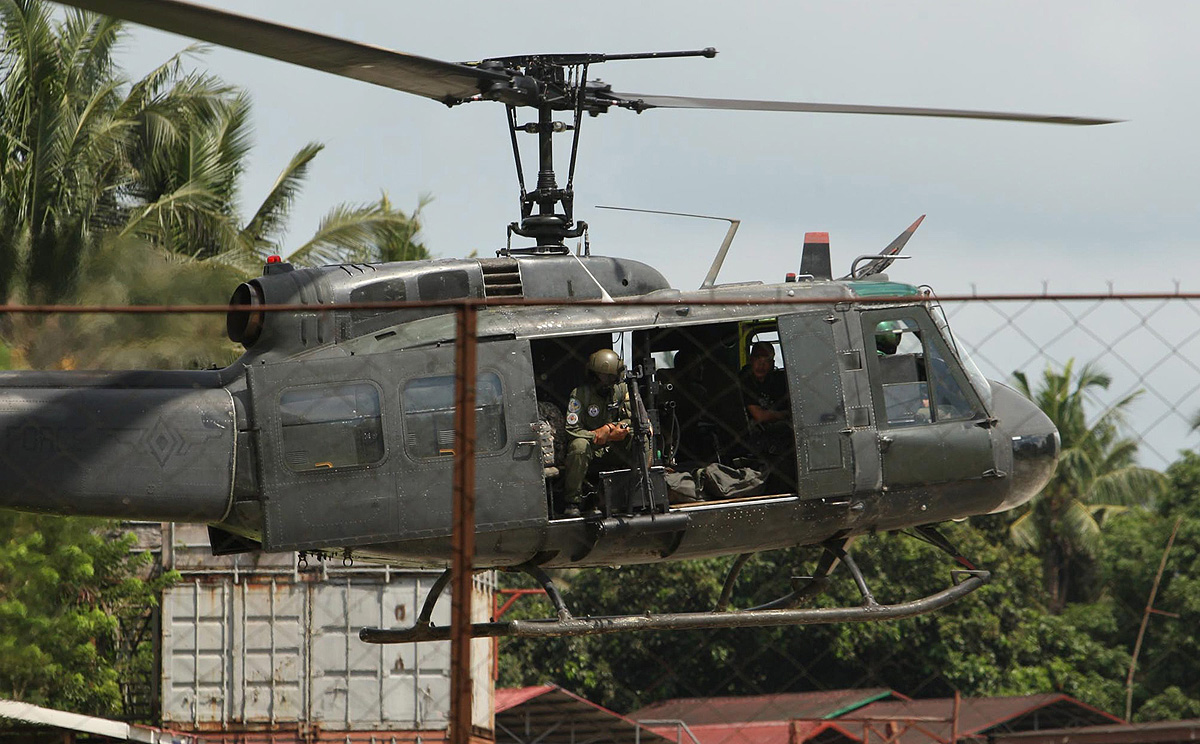 An airforce chopper in Sulu transports the bodies of Filipino soldiers killed in military offensive against al-Qaeda linked insurgents. Photo: EPA