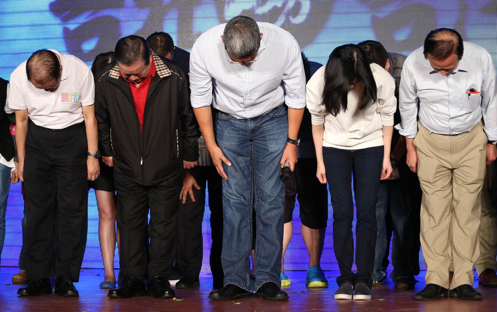 The KMT's Taipei candidate, Sean Lien Sheng-wen, and supporters bow.