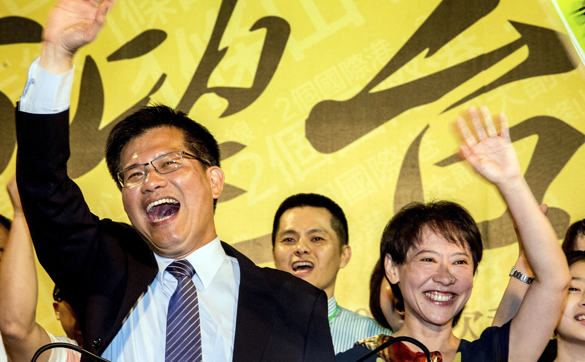Lin Chia-lung (left) celebrates his victory in the Taichung mayoral election with his wife, Liao Wan-ju, on Saturday. Photo: Reuters