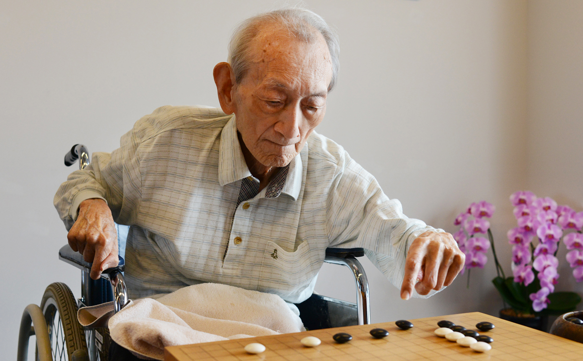 Wu Qingyuan plays Go at a nursing home in Japan in June 2014. Photo: China Foto Press