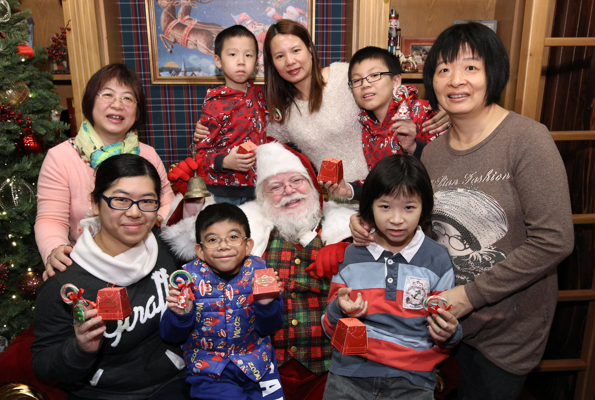 Children and members of the Paediatric Rheumatism Association with Santa Claus at Pacific Place. Photo: Edward Wong