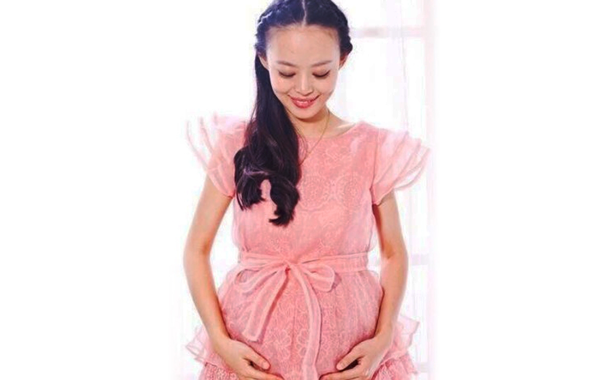 TV hostess Qiu Yuanyuan, 26, died of cancer on Wednesday after choosing not to have chemotherapy while pregnant. Photo: Weibo