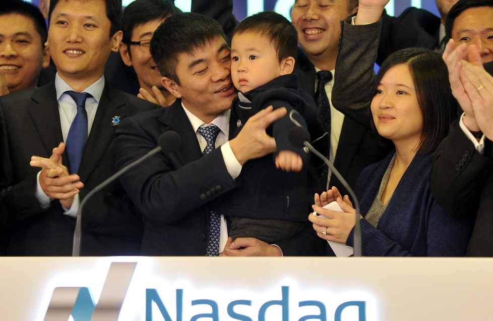 Tang Yan (centre, front), founder and CEO of mobile social networking platform Momo Inc. at the ceremony of ringing the opening bell at the NASDAQ in New York. Photo: Xinhua