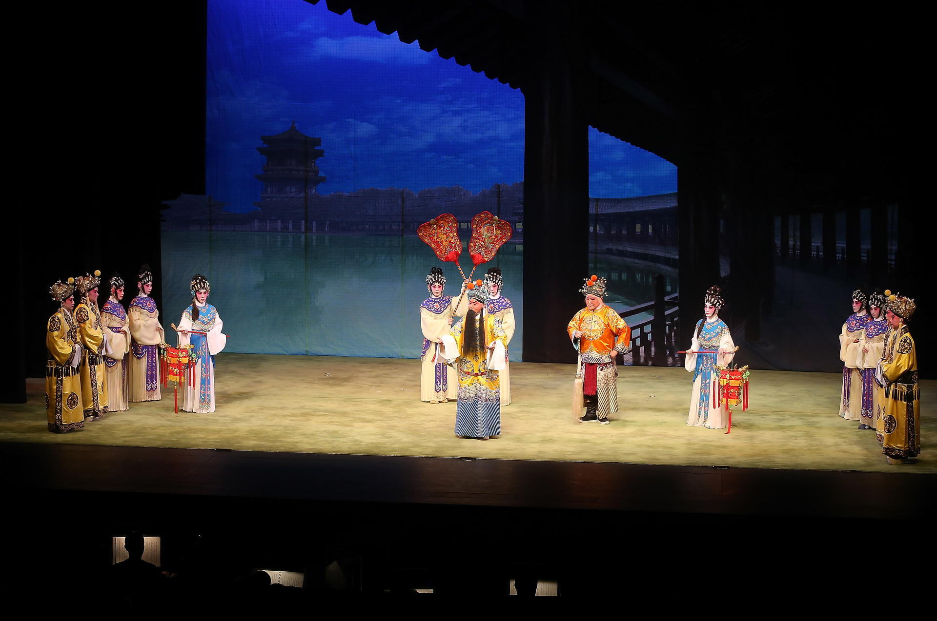 Cantonese opera veteran Yuen Siu-fai plays the emperor (front centre) on stage at Ko Shan Theatre. Photo: K.Y. Leung