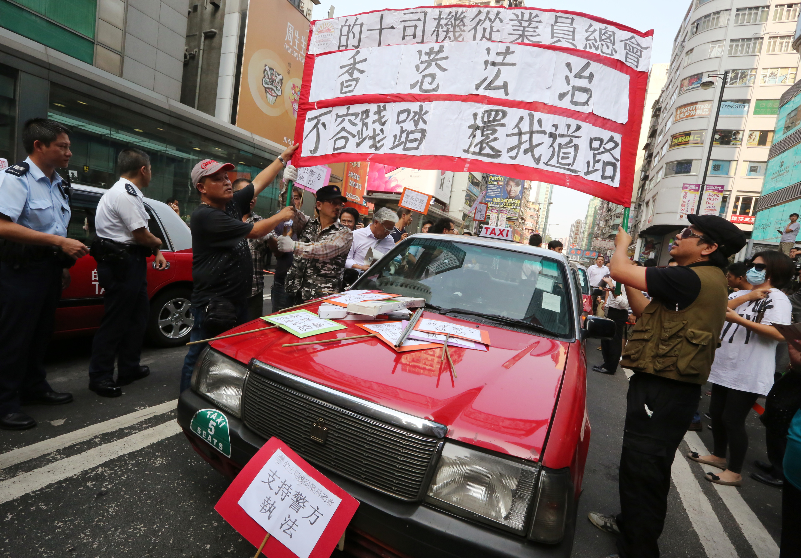 Taxi drivers protest against Occupy protesters in Mong Kok on October 22, 2014. Photo: Felix Wong