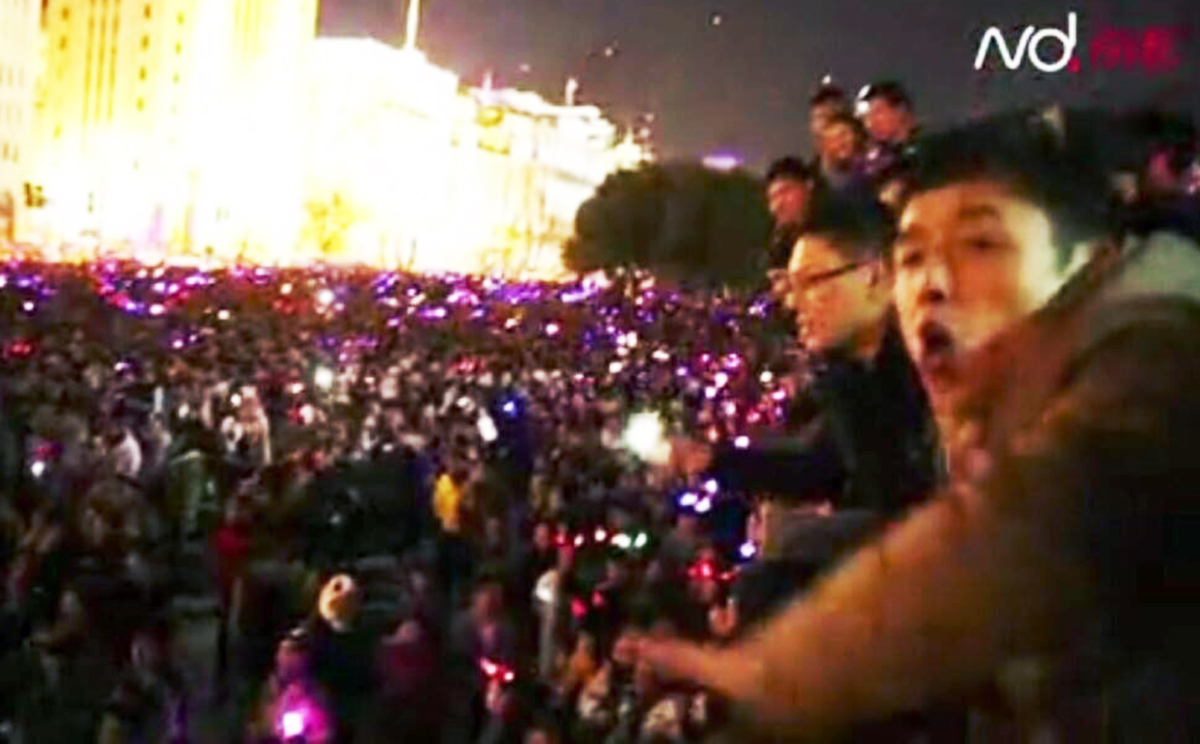 Youngsters warn of the danger and shout at the crowd to go back. Photo: SCMP Pictures