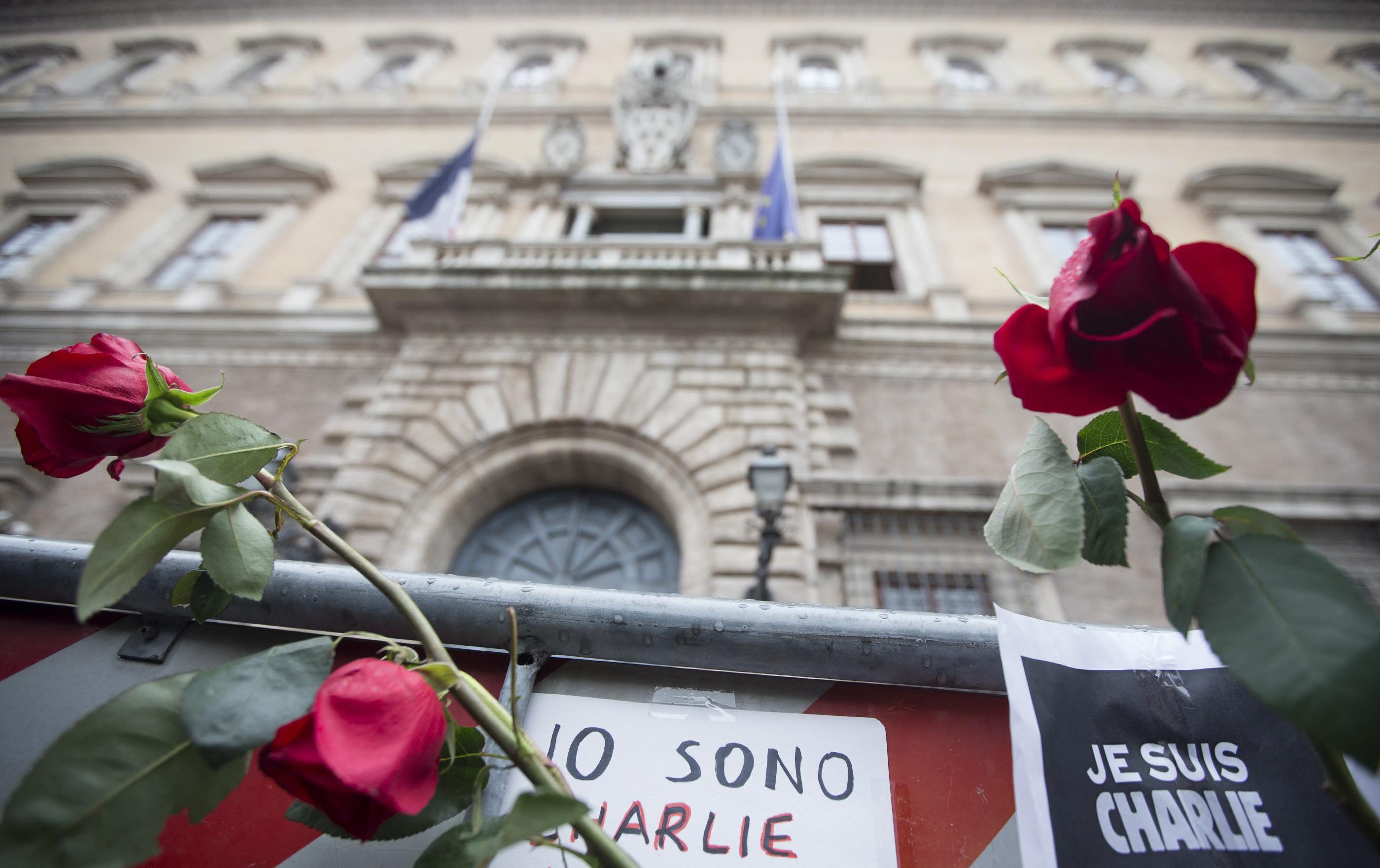 Two roses and placards reading "I am Charlie' in French and Italian are put up in front of the French embassy in Farnese Square, Rome 11 January 2015, in solidarity and honor of the victims of the France terrorist attack. Photo: EPA