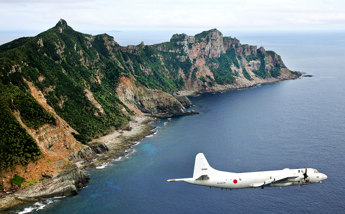  A Japanese surveillance plane flies over the disputed Diaoyu Islands, in the East China Sea. Photo: AP