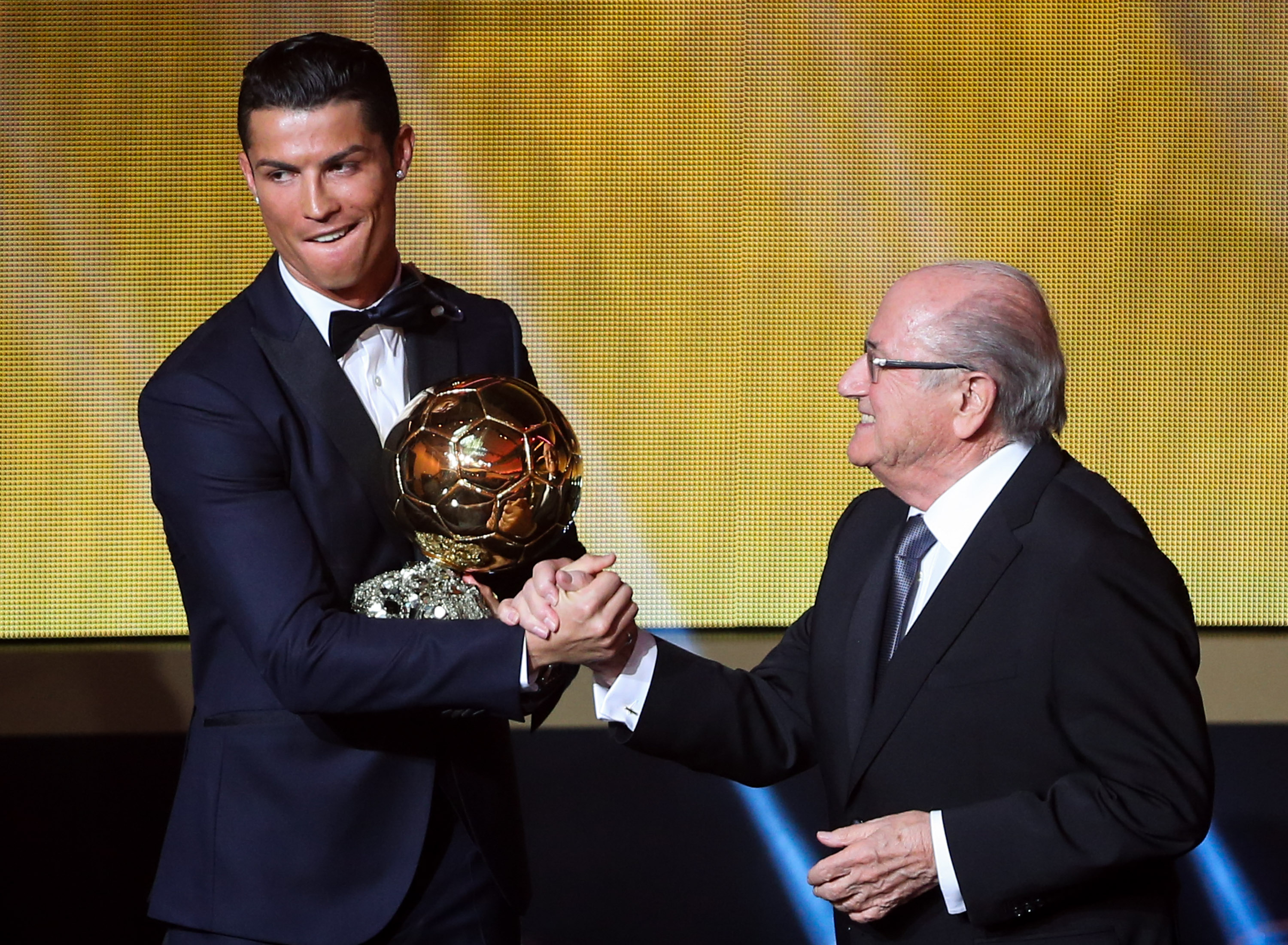 Кому вручали золотой. Альфредо ди Стефано золотой мяч. Cristiano Ronaldo золотой мяч. Криштиану 2008 золотой мяч. Золотые мячи Месси и Роналдо.